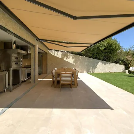 Villa Brand New 6 Bedroom With Pool *